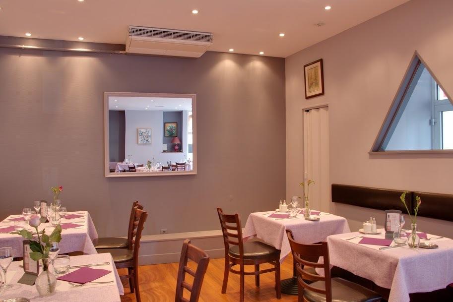 Hotel Restaurant L'Amandois Saint-Amand-Montrond Exterior photo