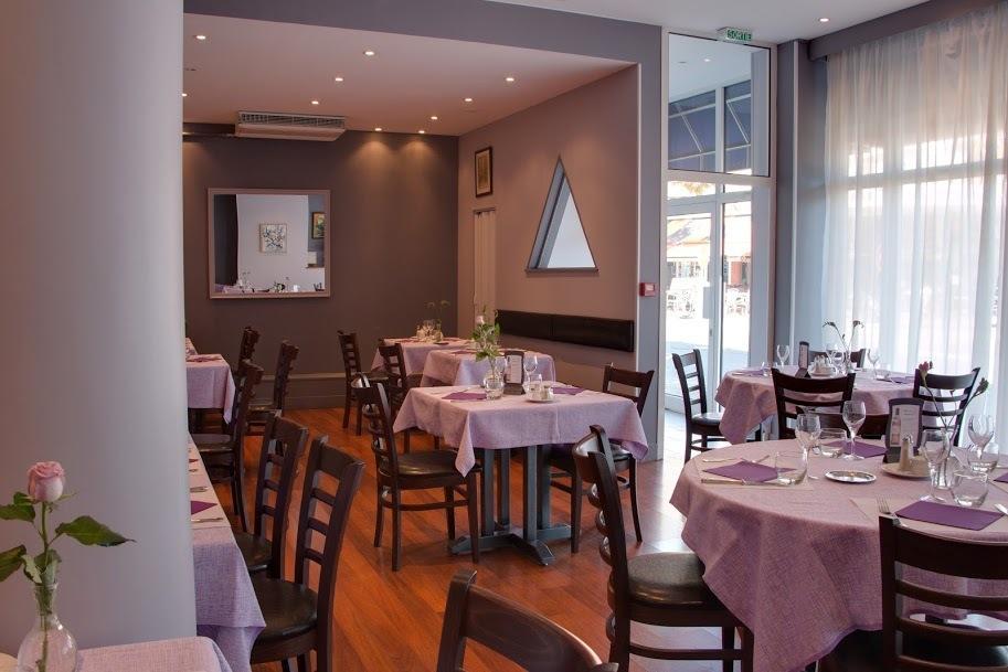 Hotel Restaurant L'Amandois Saint-Amand-Montrond Exterior photo