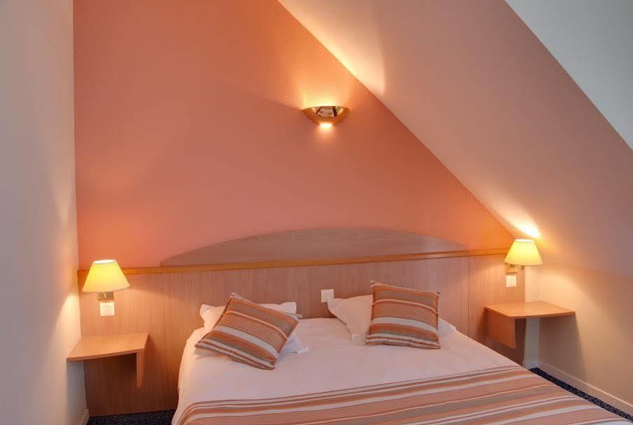 Hotel Restaurant L'Amandois Saint-Amand-Montrond Exterior photo