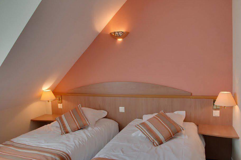 Hotel Restaurant L'Amandois Saint-Amand-Montrond Exterior photo